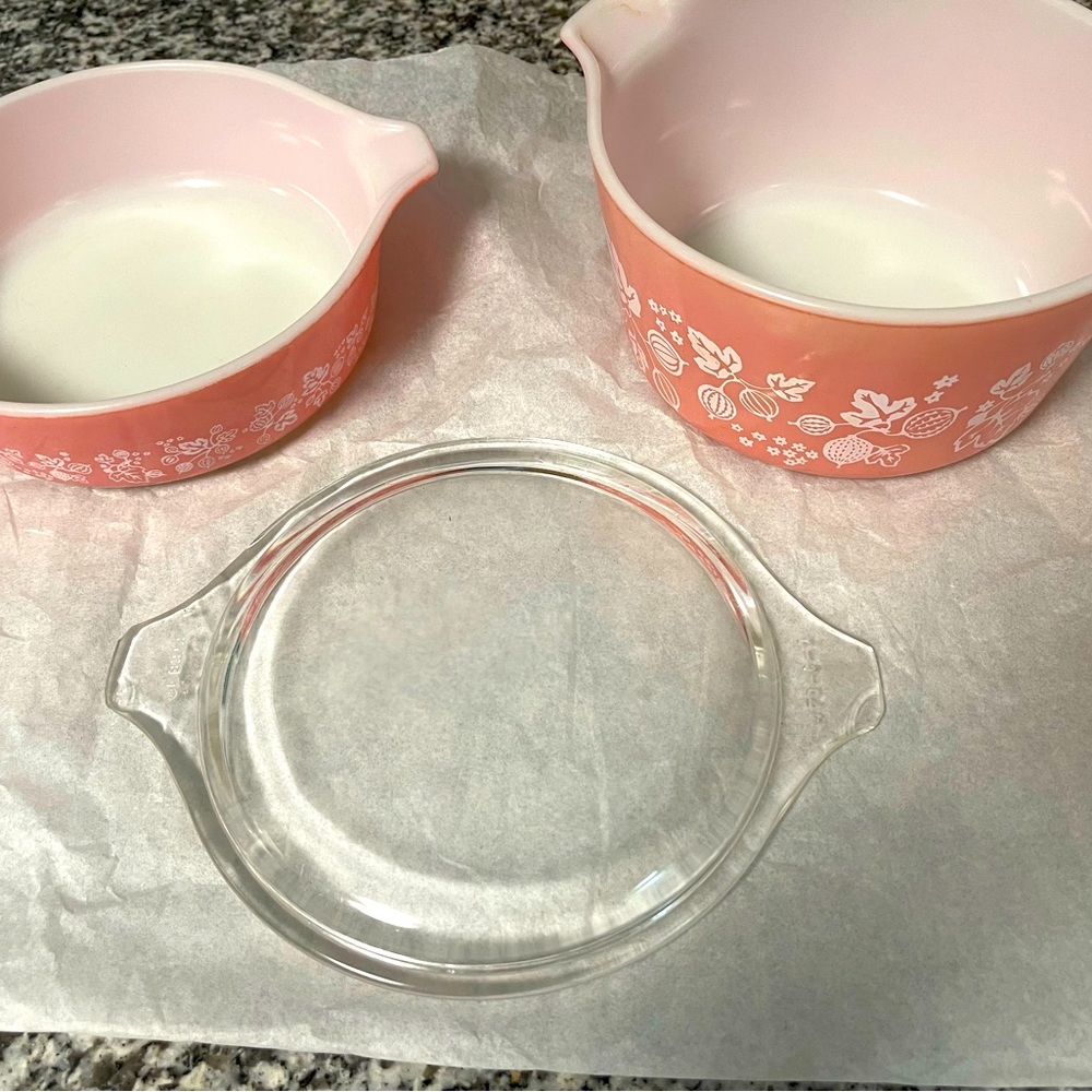Vintage Pyrex - hard to find Gooseberry pattern.  2 bowls with one lid